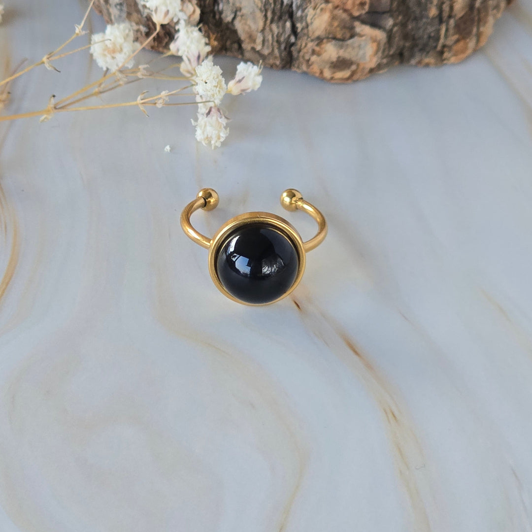 Bague Appolonia agate noire portée sur la main, bague dorée femme au style affirmé