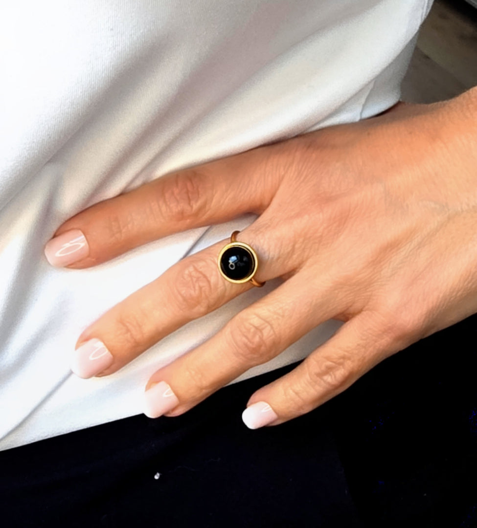 Bague dorée Appolonia avec agate noire, bijou femme tendance au contraste élégant