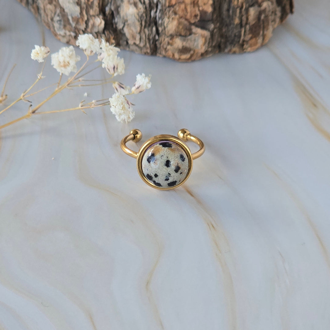 Bague dorée Appolonia avec jaspe dalmatien, bijou femme élégant au motif minéral unique