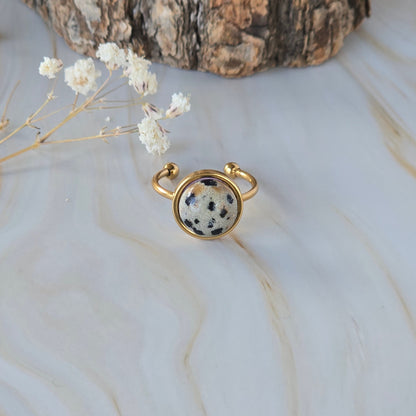 Bague dorée Appolonia avec jaspe dalmatien, bijou femme élégant au motif minéral unique