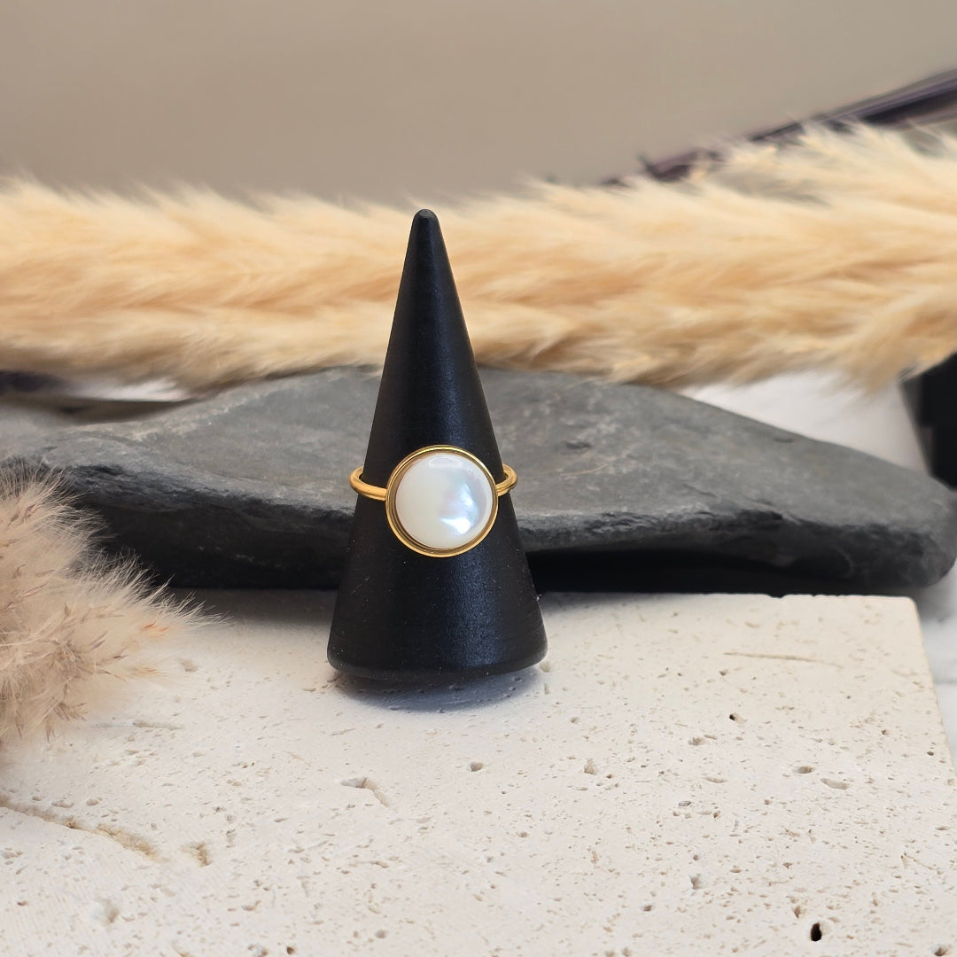 Bague Appolonia nacre, bague femme dorée élégante avec pierre lumineuse et délicate