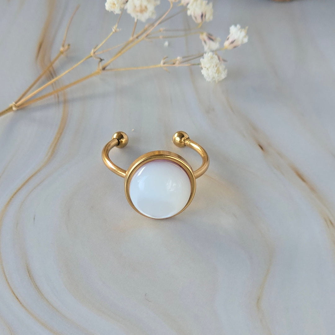 Bague dorée Appolonia avec nacre, bijou femme raffiné aux reflets clairs et élégants