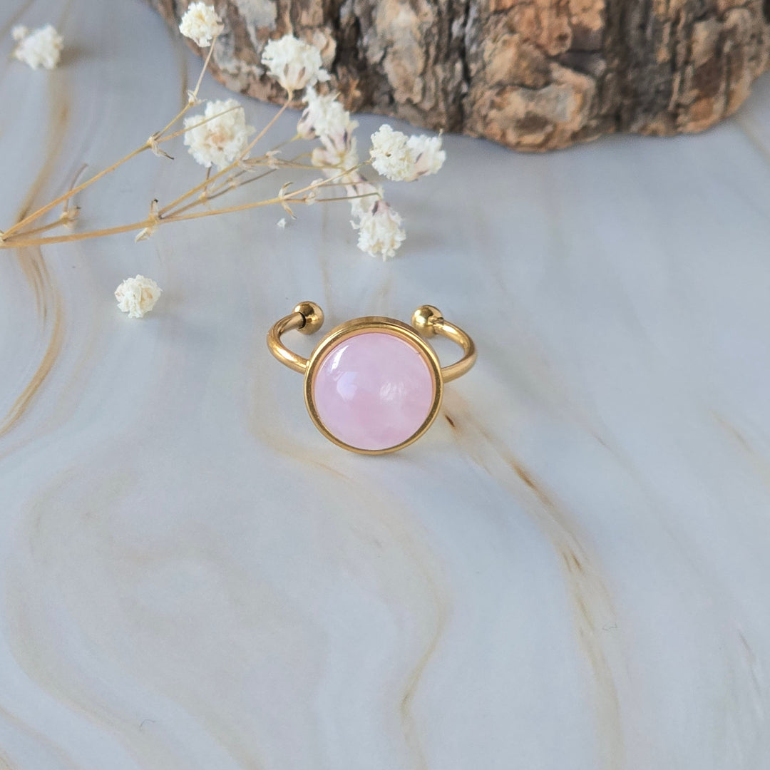 Bague dorée Appolonia avec quartz rose, bijou femme tendance au détail minéral raffiné