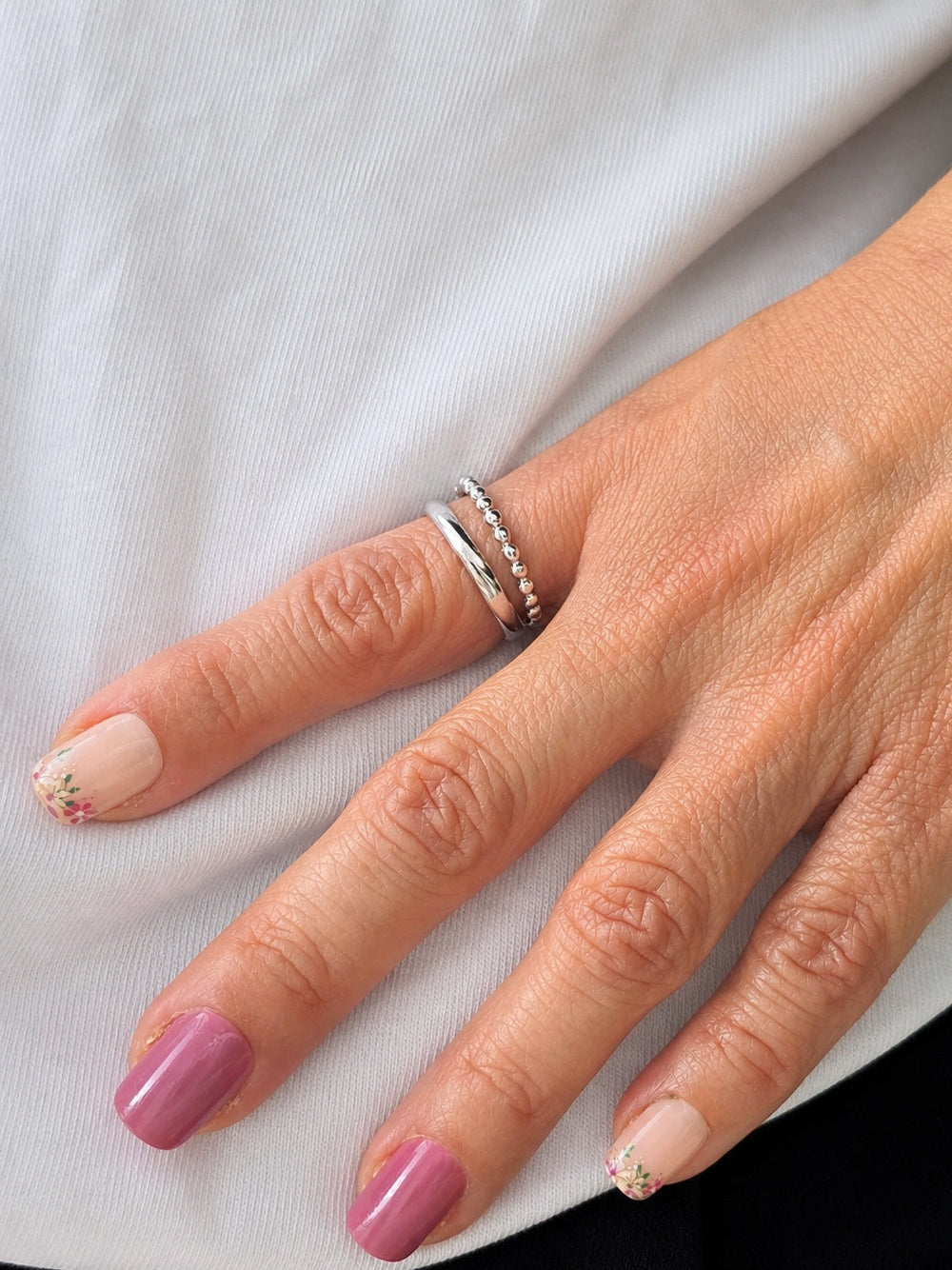 Bague argentée femme avec anneau lisse et anneau perlé