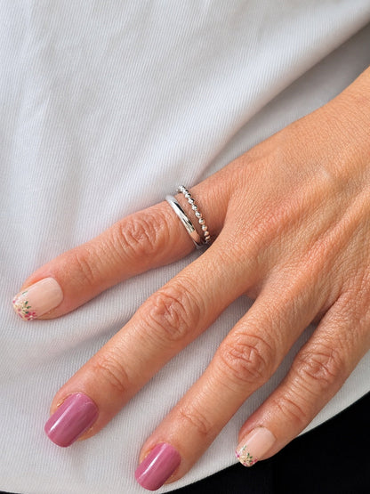 Bague argentée femme avec anneau lisse et anneau perlé