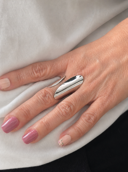 Bague argentée femme imposante avec formes allongées arrondies
