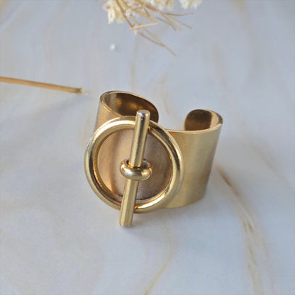 Bague Bellona dorée en acier inoxydable, vue de face sur support
