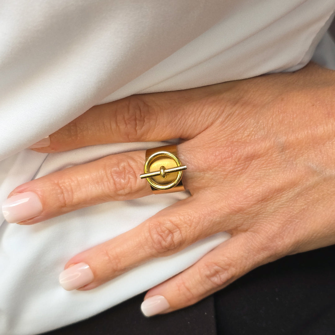 Bague Bellona ajustable en acier inoxydable doré portée sur la main