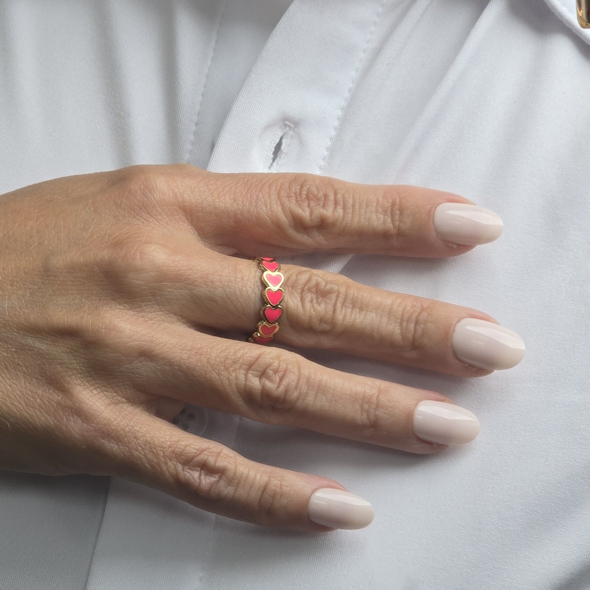 Bague ajustable en acier doré avec cœur rose portée au doigt, taille 50 à 56