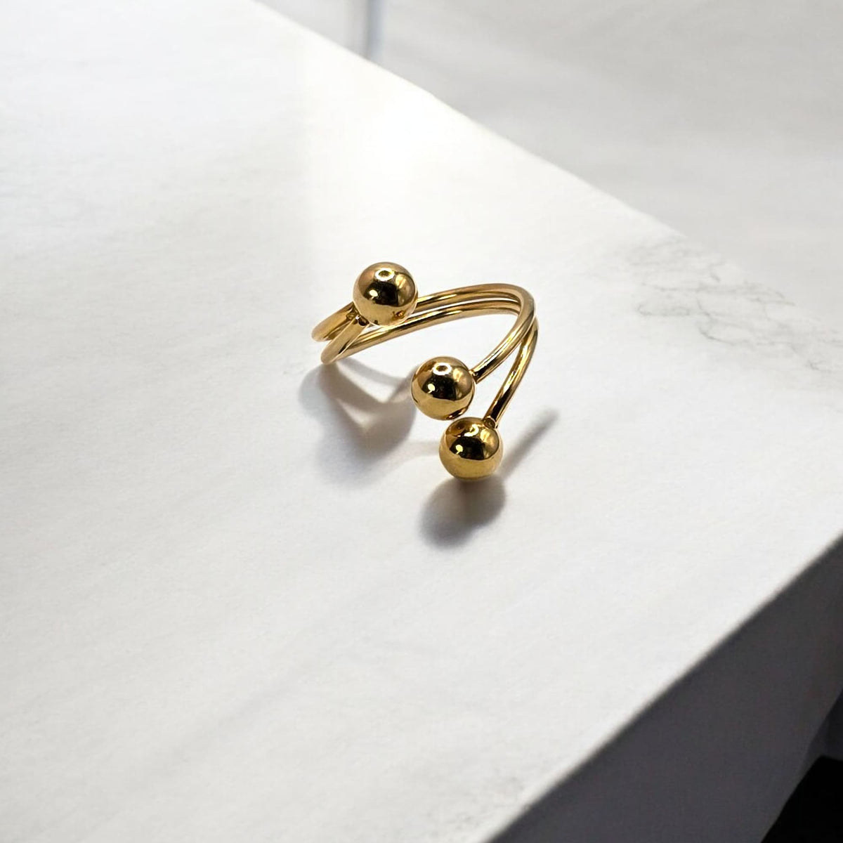 Bague dorée ajustable avec boules, design spirale en acier inoxydable