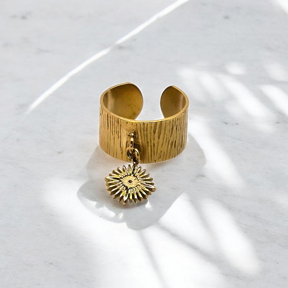 Bague breloque dorée ajustable avec motif soleil en acier inoxydable