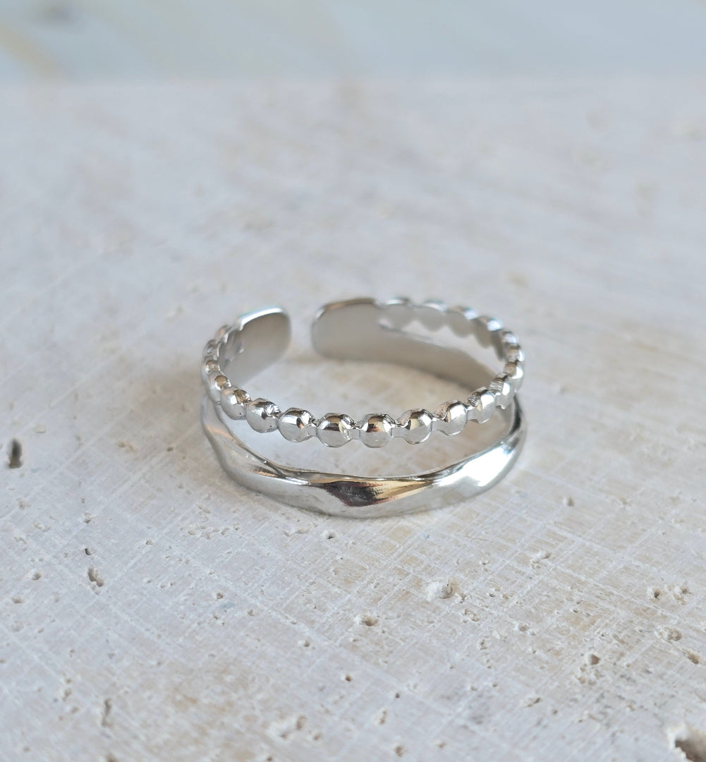 Bague MAÉA double rang en acier inoxydable argenté portée à la main