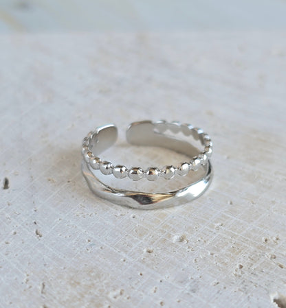 Bague MAÉA double rang en acier inoxydable argenté portée à la main