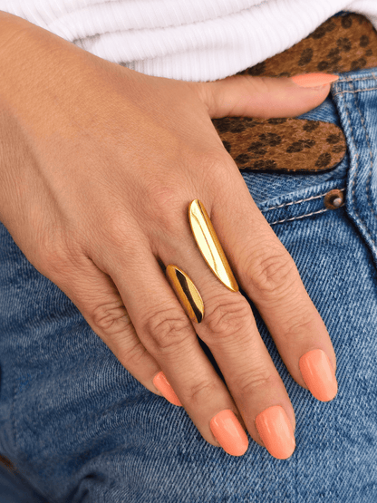 bague avec du caractère qui recouvre une grande partie du doigt 