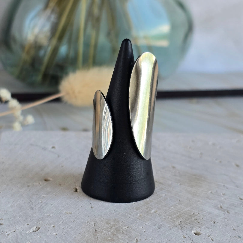 Détail de la bague ELVA en acier inoxydable argenté