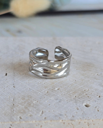 Détail de la bague LANA effet martelé en acier inoxydable argenté