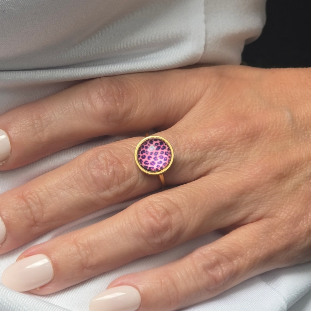 Bague dorée ajustable portée, cabochon rond imprimé léopard rose, bijou fait main Zateka