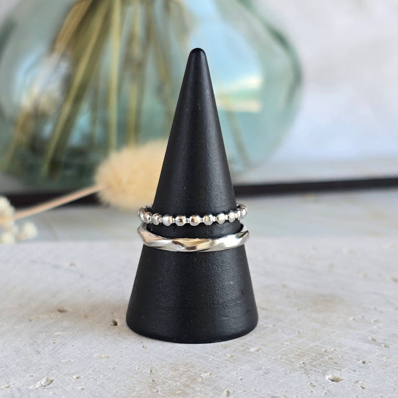 Détail de la bague MAÉA en acier inoxydable argenté double rang