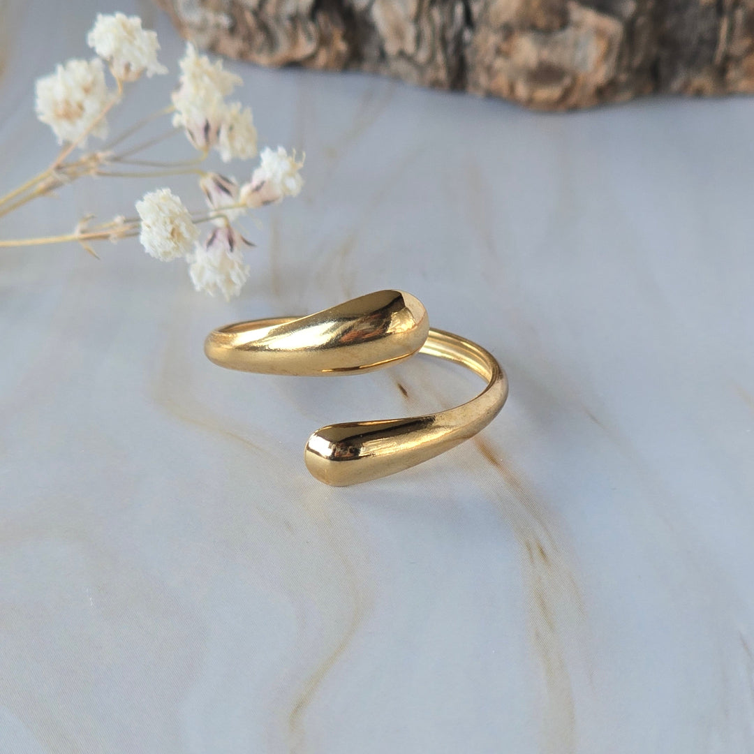 Détail de la bague Melusina au design ouvert et fluide, inspiré d’un mouvement d’enlacement