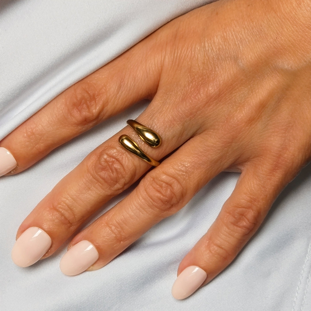 Bague Melusina ajustable en acier inoxydable doré portée sur la main