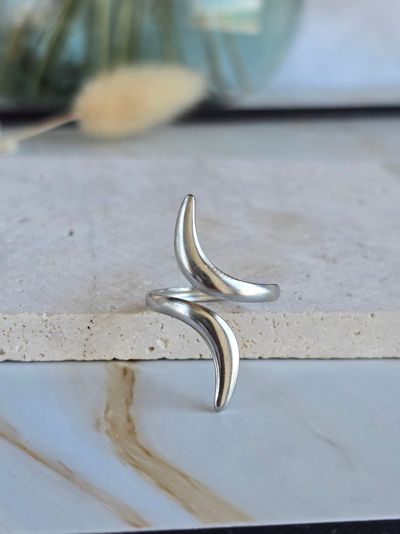 Détail de la bague SÉLIA en acier inoxydable argenté au design fluide