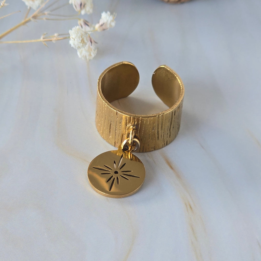 Détail de la bague Stella dorée avec médaillon breloque ajouré motif étoile