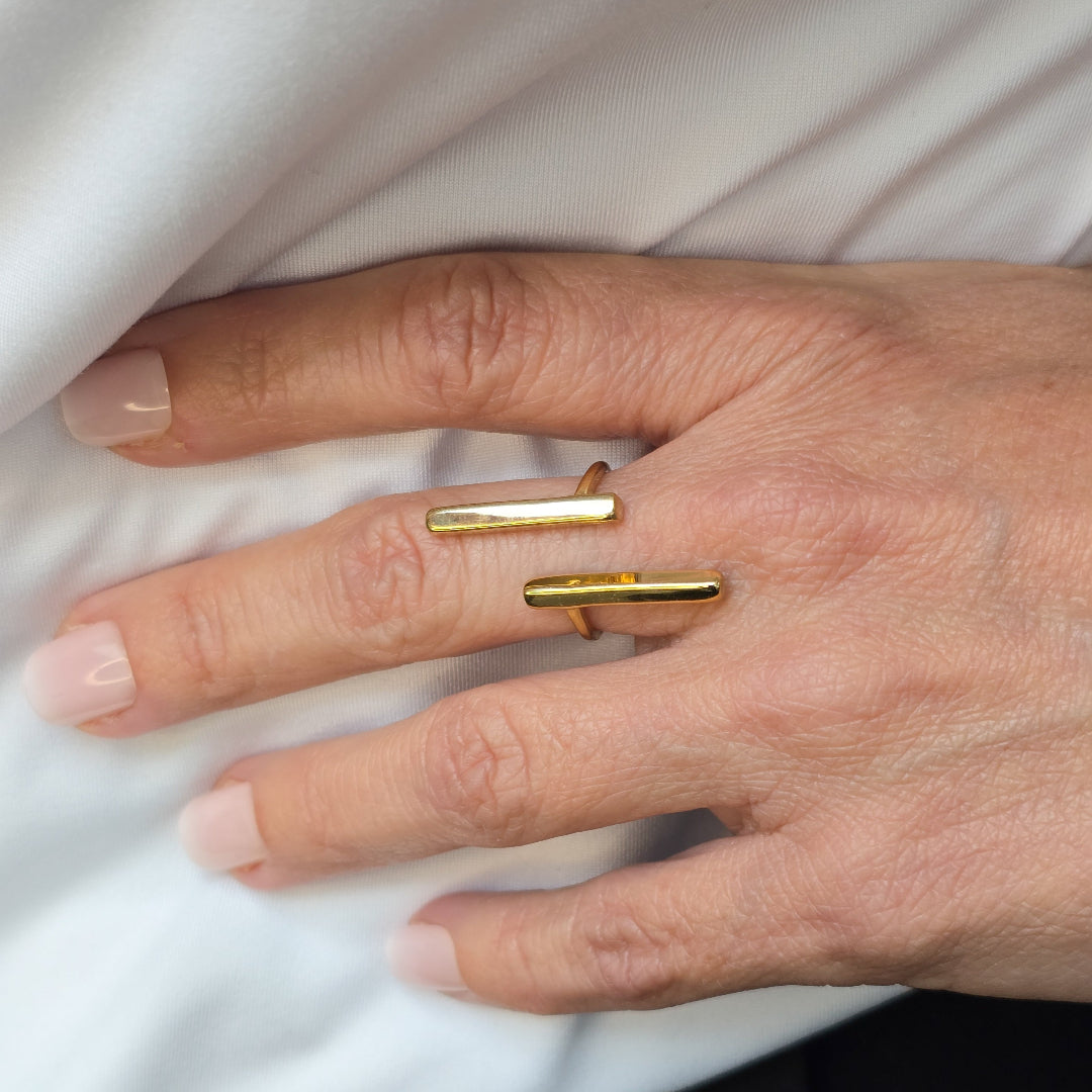 Bague Venilia dorée pour femme au design graphique portée sur la main