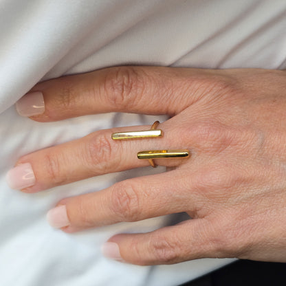 Bague Venilia dorée pour femme au design graphique portée sur la main