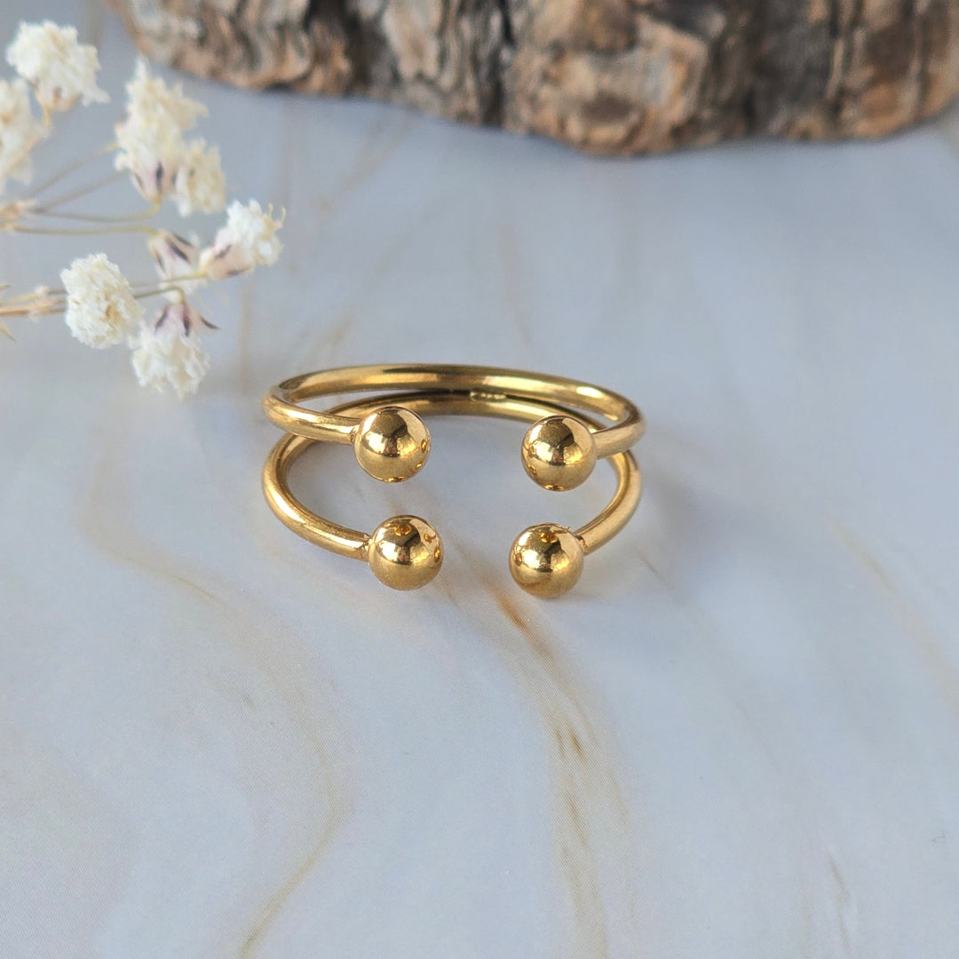 Bague Yalea dorée en acier inoxydable, vue de face sur support clair