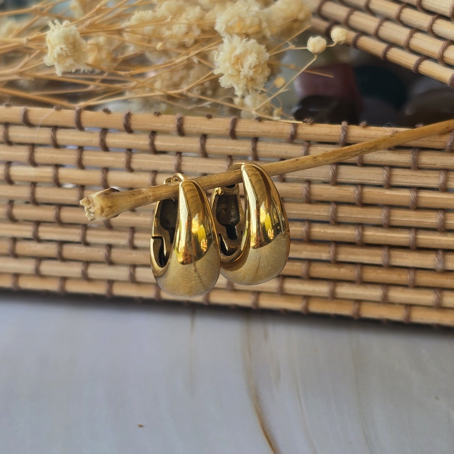 Boucles d'oreilles créoles femme avec forme goutte bombée.