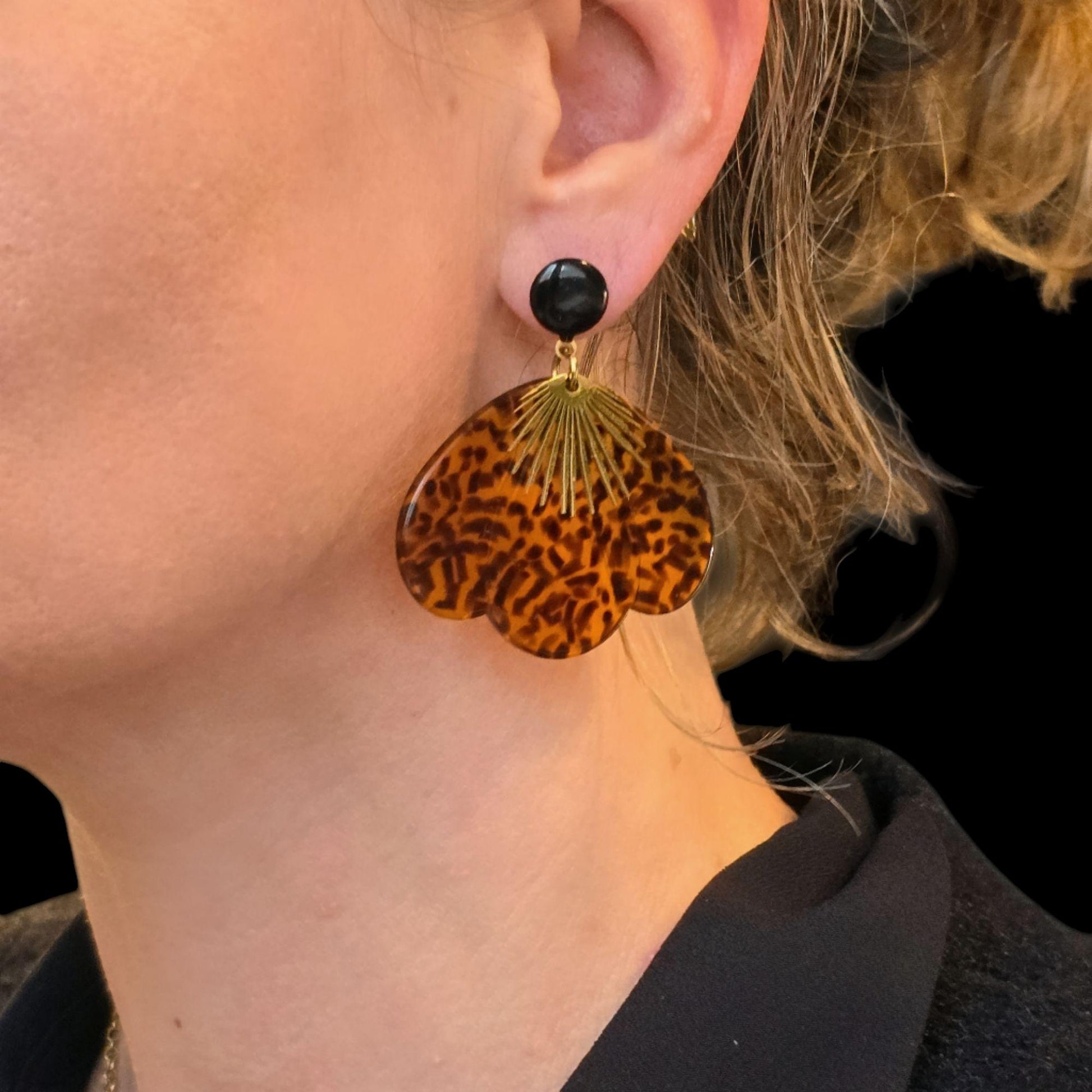 Bijoux femme en acétate écaille avec détail soleil doré, style chic et graphique