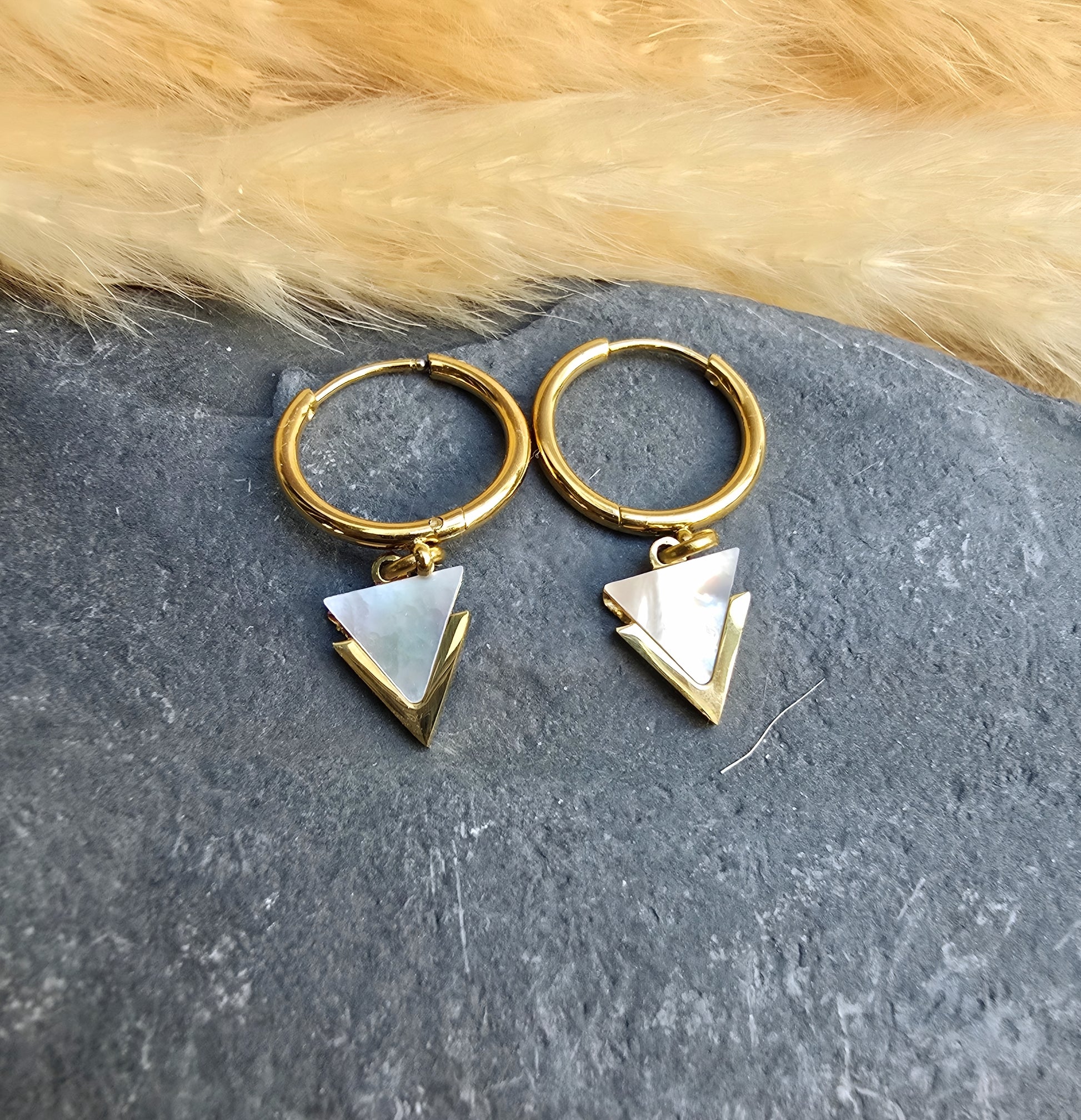 Bijou femme : boucles d'oreilles en acier doré et pendentif nacre, création artisanale élégante.