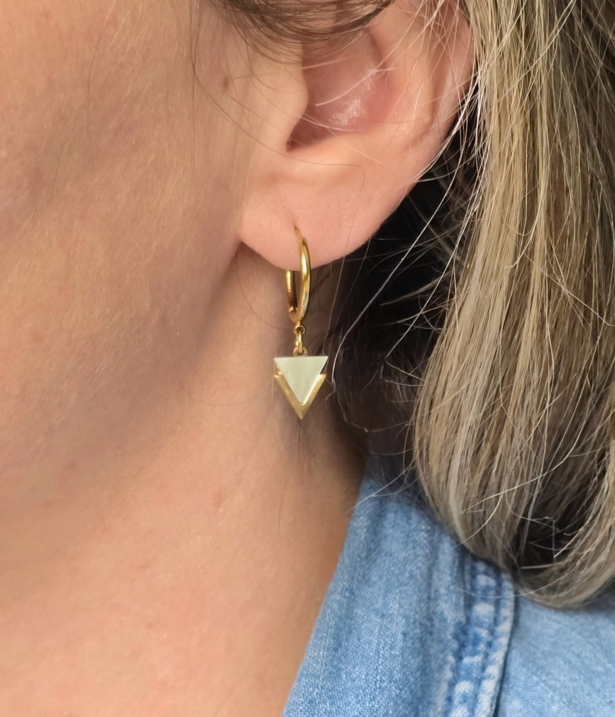 Boucles d'oreilles dorées en acier inoxydable avec pendentif en nacre naturelle en forme de triangle.