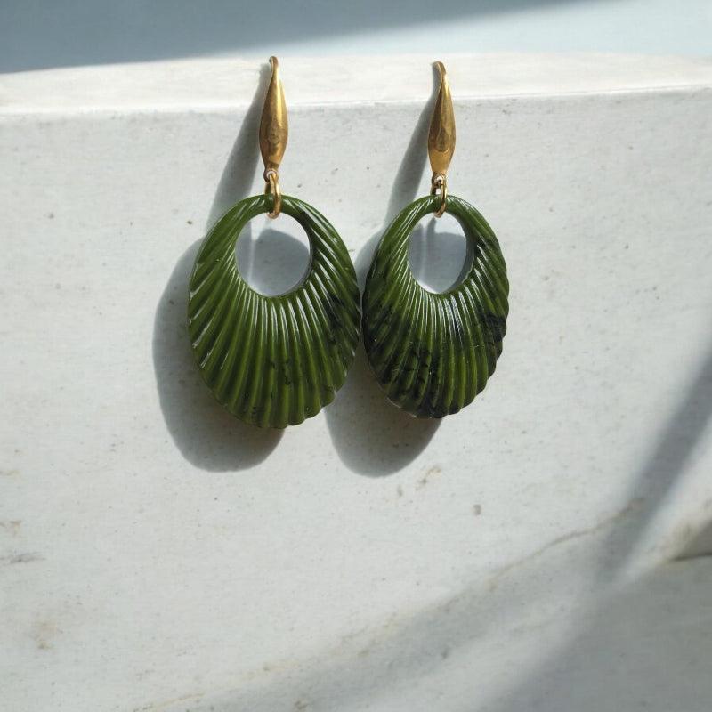 Boucles d’oreilles pendantes Alke en acier inoxydable doré, ornées de pendentifs ovales ajourés en acétate kaki nervuré, réalisées à la main par Zateka Création.