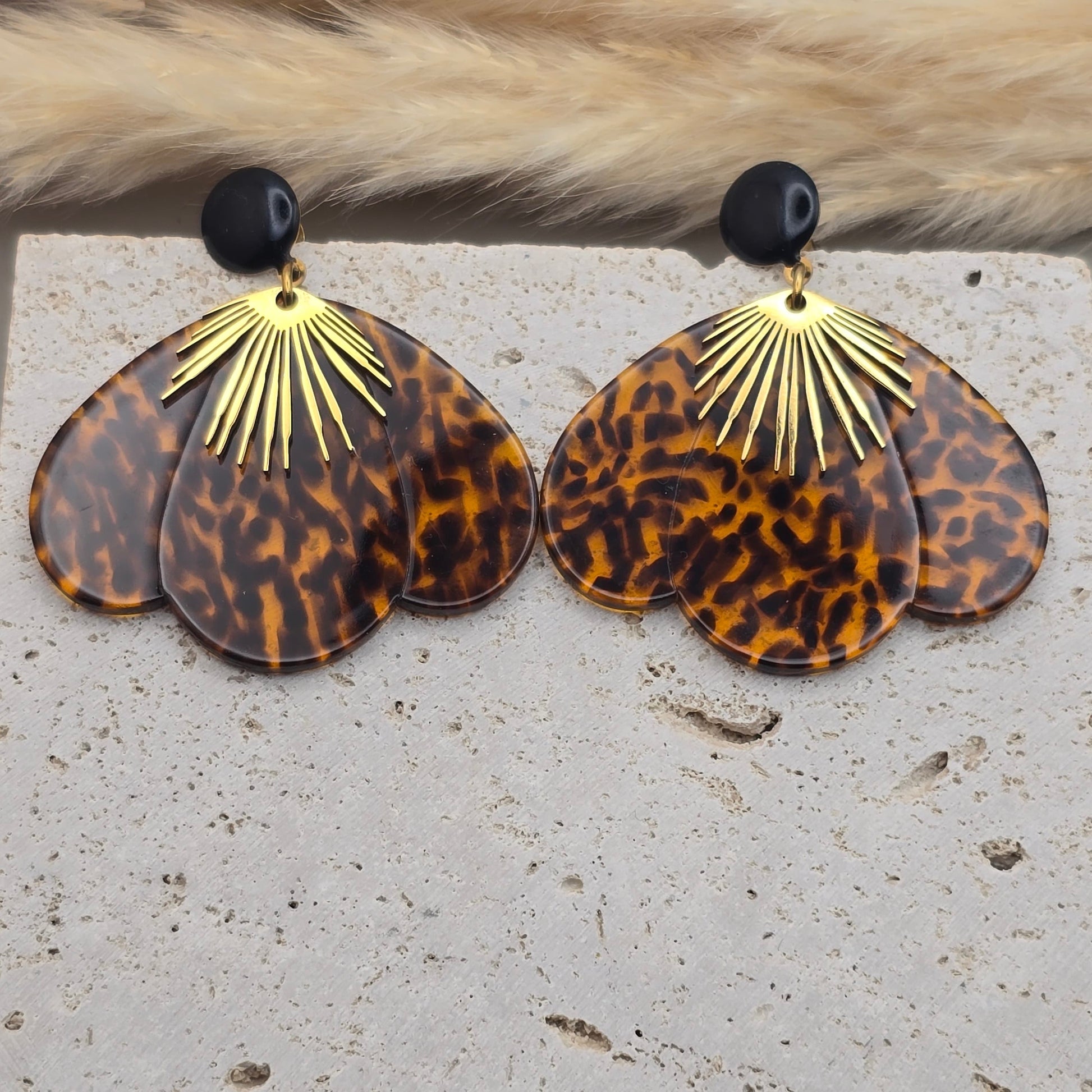 Boucles dorées avec forme pétale en acétate écaille, création artisanale femme