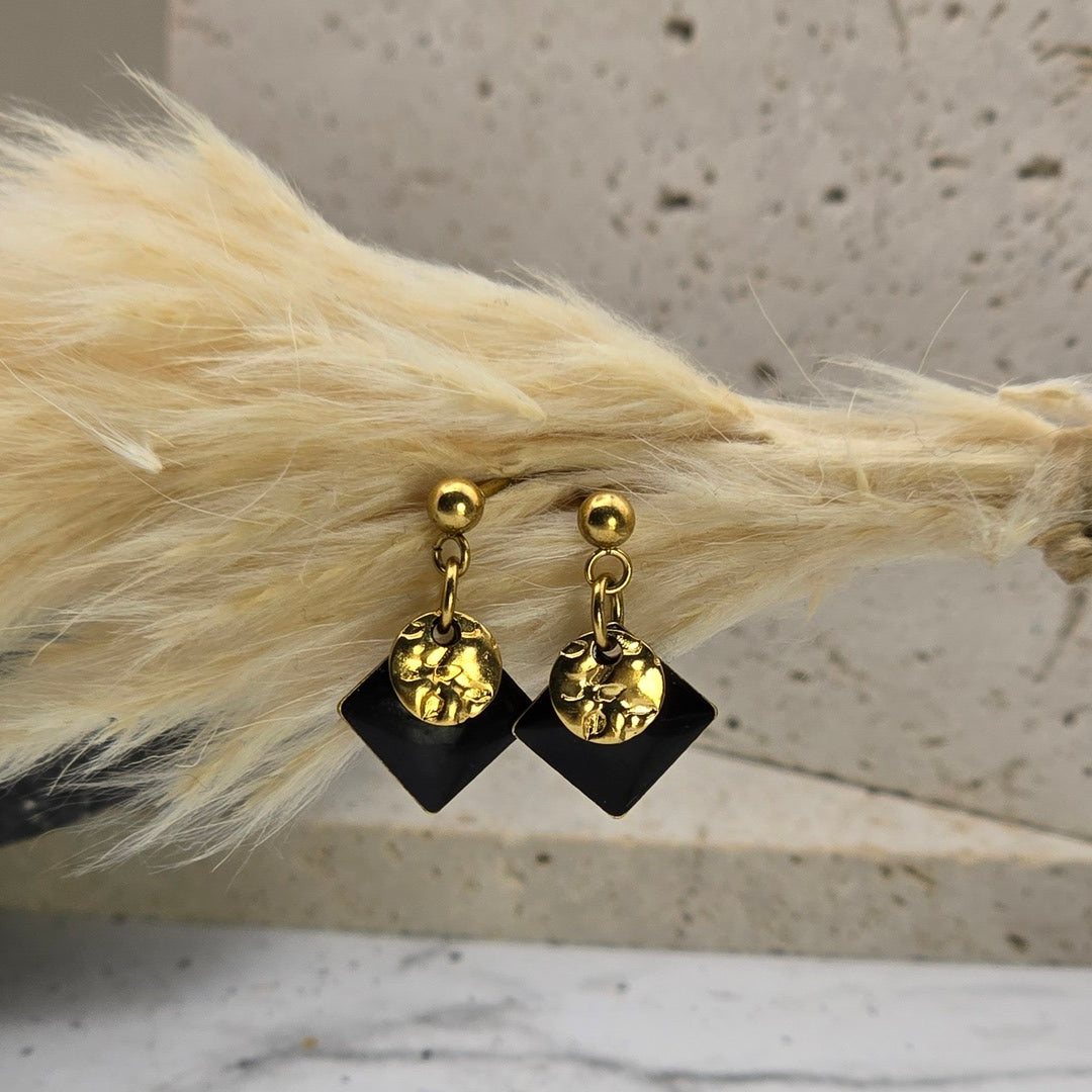 Boucles d’oreilles Ephania noir, petit clou doré et sequins losange émaillé, fait main en Haute-Savoie (Cruseilles).