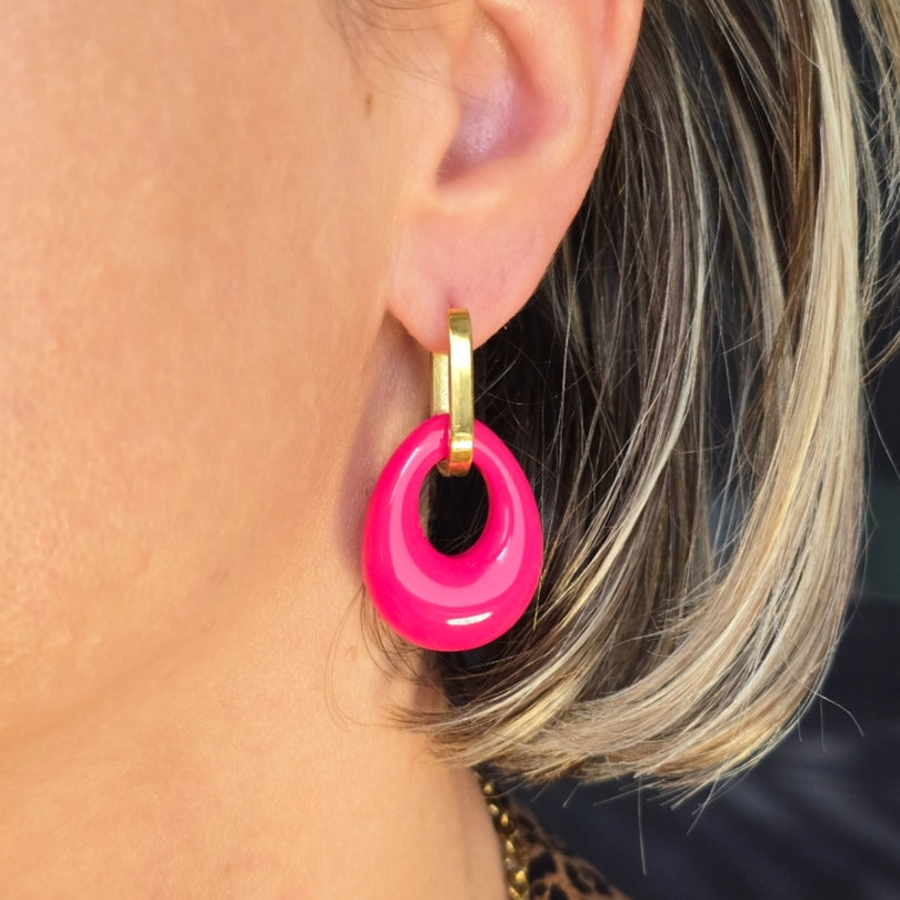 Boucles d’oreilles Magaia en résine rose, créoles dorées faites main en Haute-Savoie (Cruseilles).