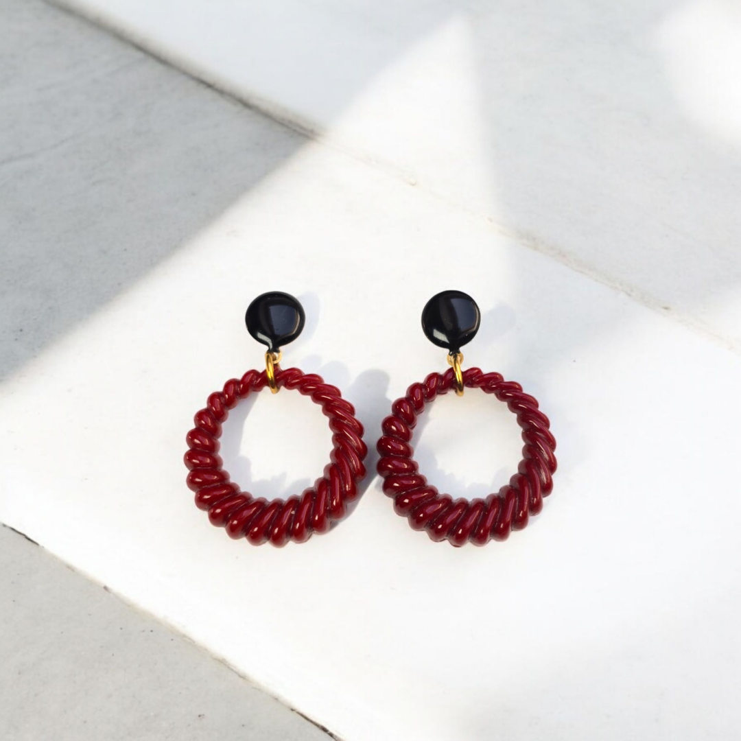 Boucles d’oreilles Myrine en résine torsadée bordeaux et attache noire émaillée, bijou artisanal fait main.