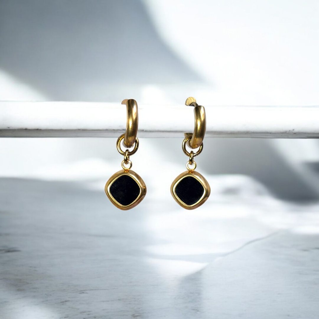 Boucles d’oreilles Sepia créoles dorées avec pendentif émaillé noir, fait main en Haute-Savoie (Cruseilles).