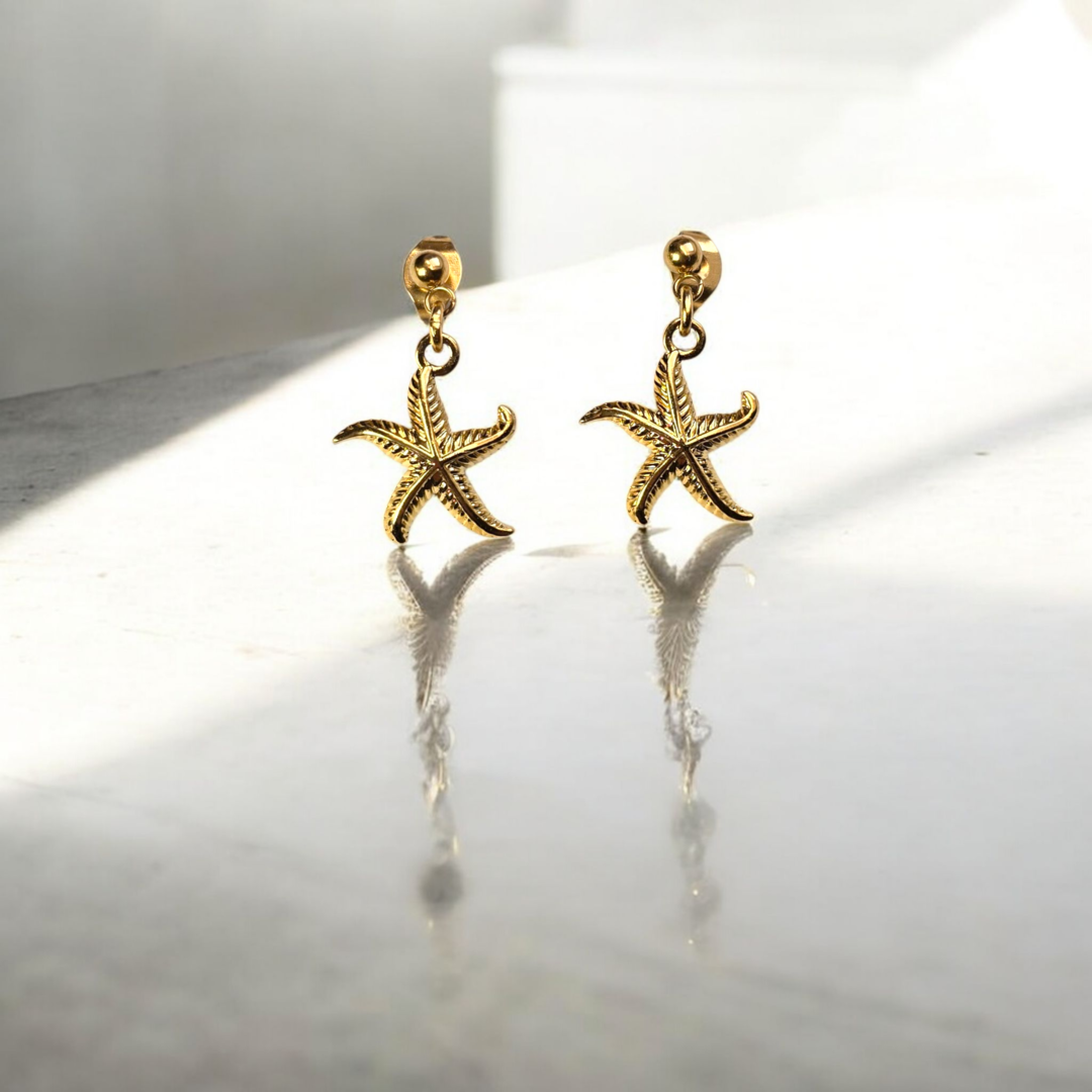 Boucles d’oreilles Siralia avec clou doré et étoile de mer dorée, fait main en Haute-Savoie (Cruseilles).