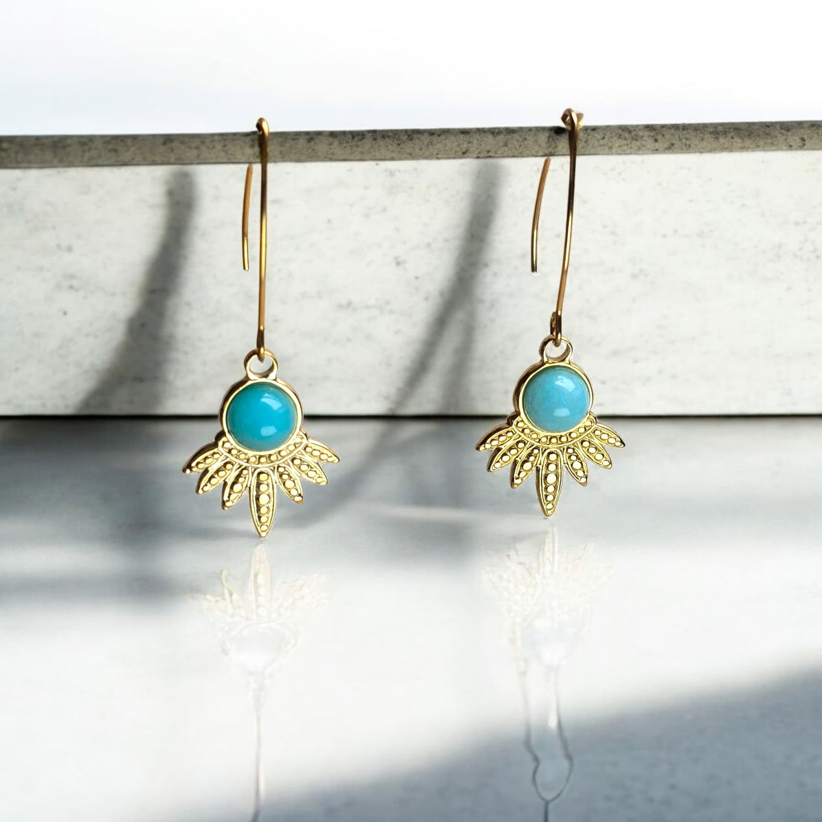 Boucles en acier doré avec pierre bleue naturelle