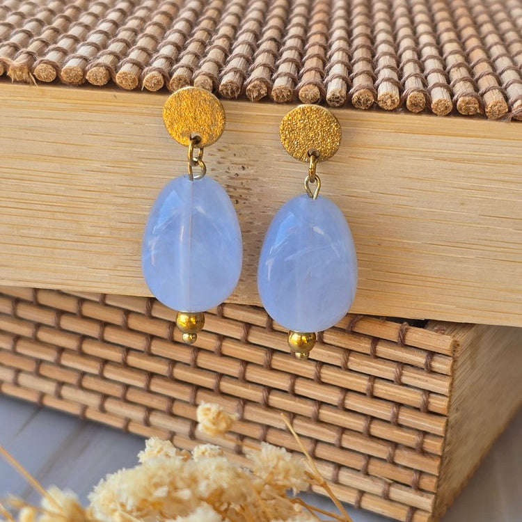 Boucles d'oreilles bleu pastel avec perles ovales pour un look estival.