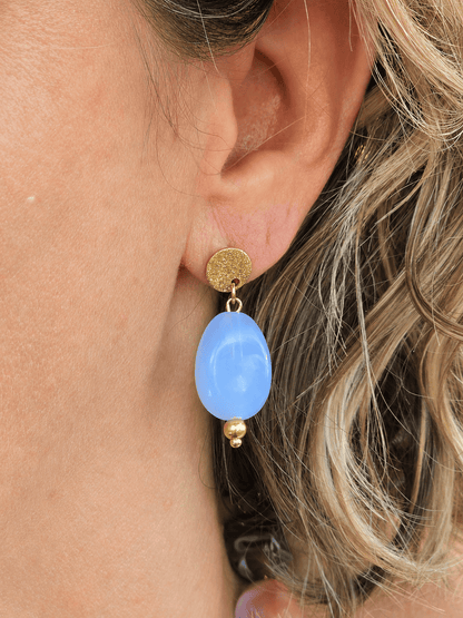 Boucles d'oreilles bleu pastel avec perles ovales pour un look estival.