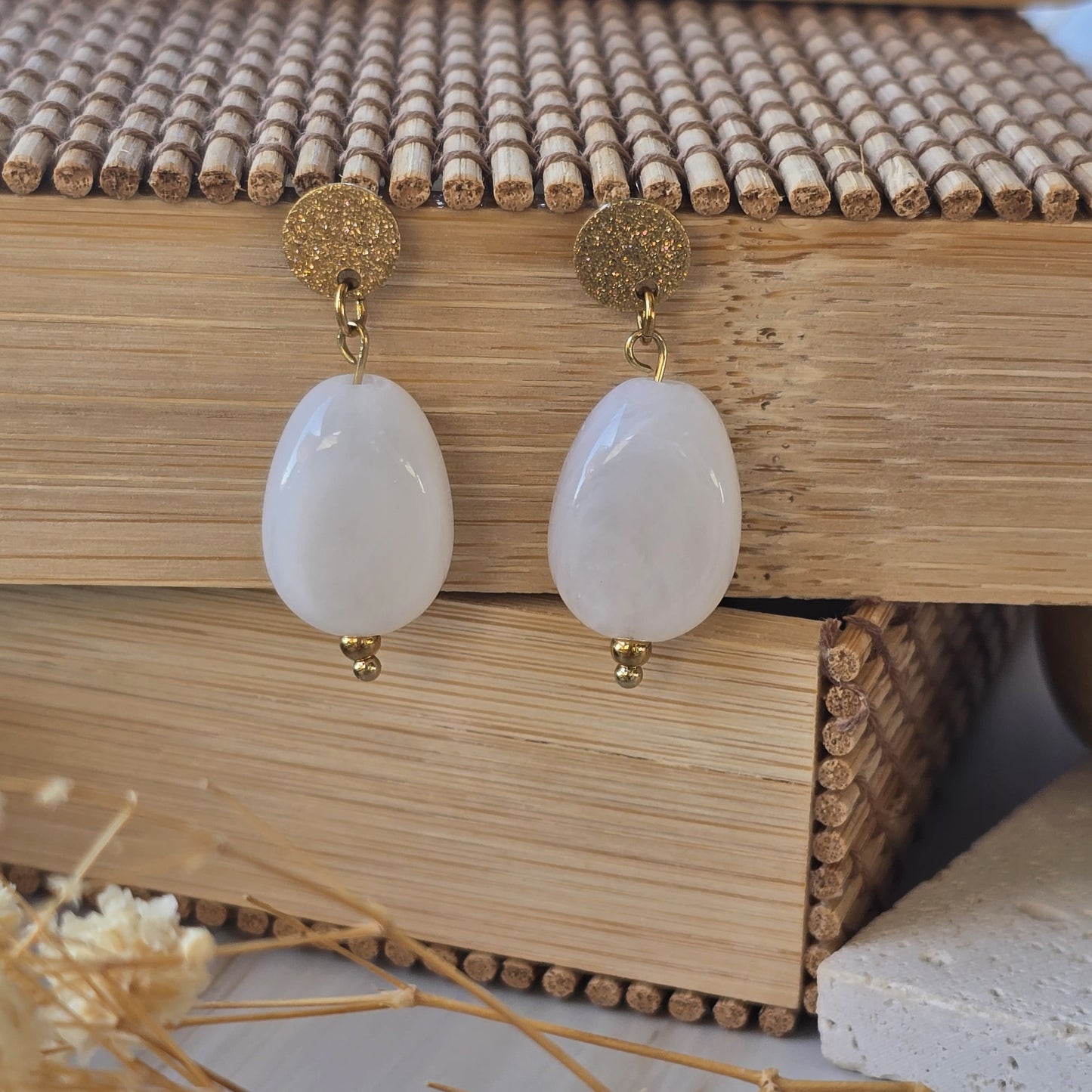 Puces d'oreilles tendance pour femme inspirées des couleurs de la collection RIVAGE.