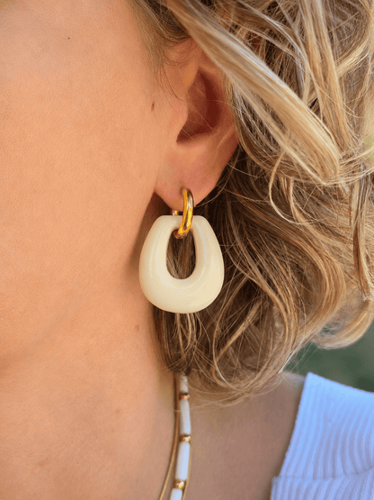Boucles d'oreilles créoles avec pendentif crème effet marbré.