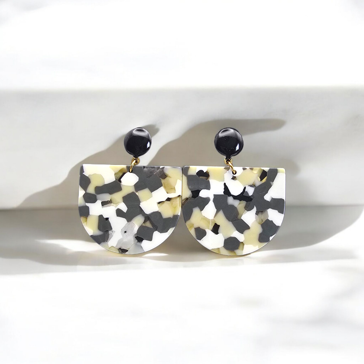 Boucles d’oreilles demi-lune en acétate kaki beige et attache noire