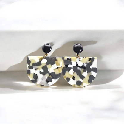 Boucles d’oreilles demi-lune en acétate kaki beige et attache noire