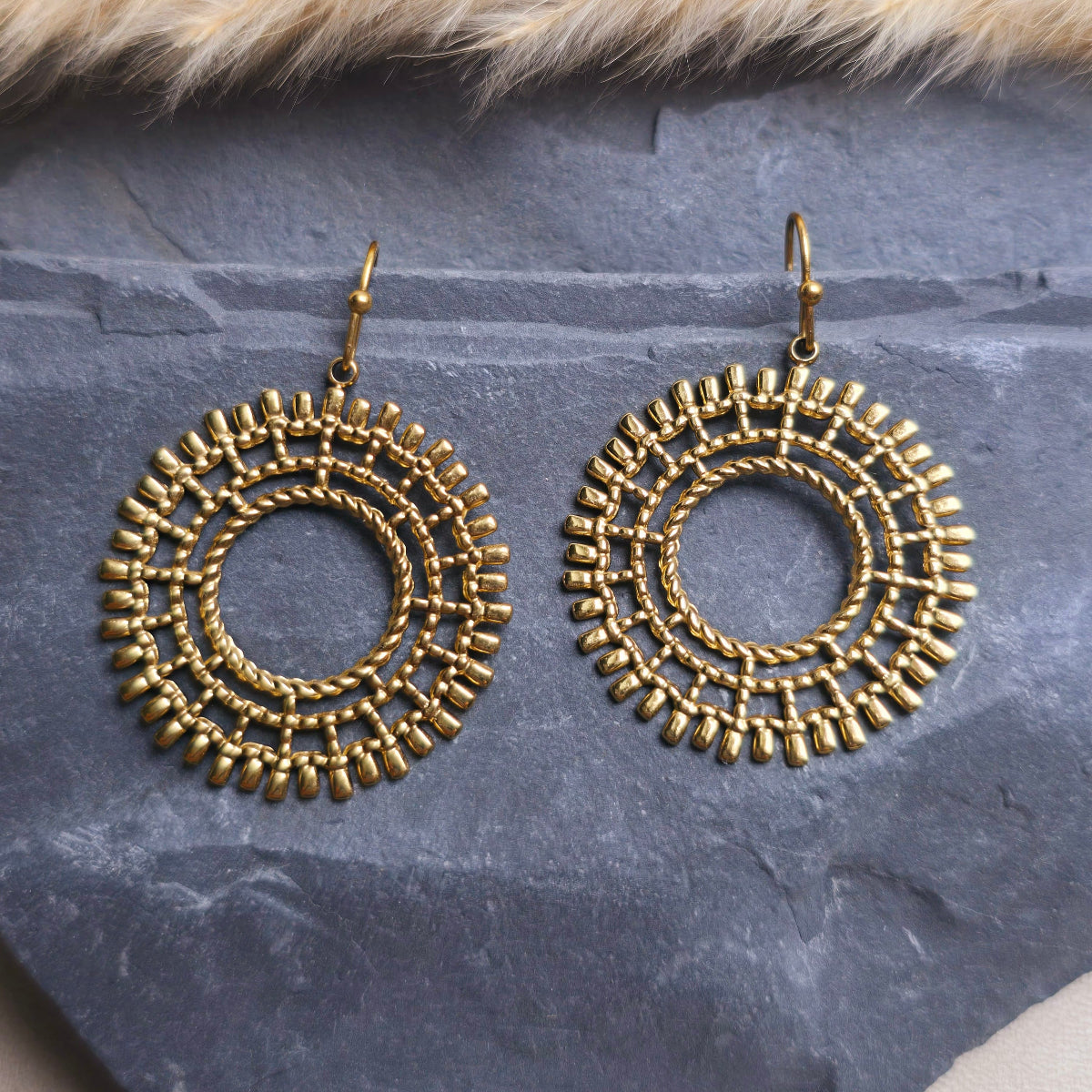 Boucles graphiques dorées, bijou élégant pour femme, fait main en France