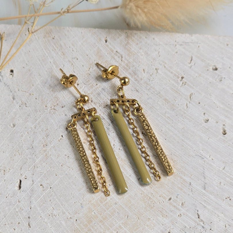 Boucles d’oreilles dorées chandelier Macaria avec trois pendants

