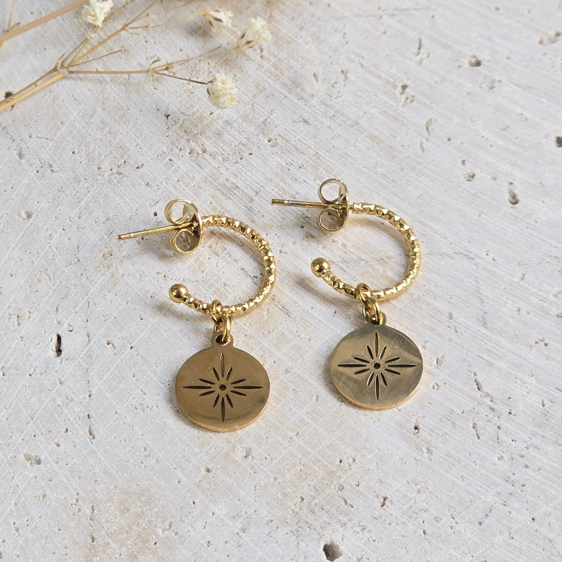 Boucles d’oreilles dorées demi-créoles Stella avec médaillon étoile